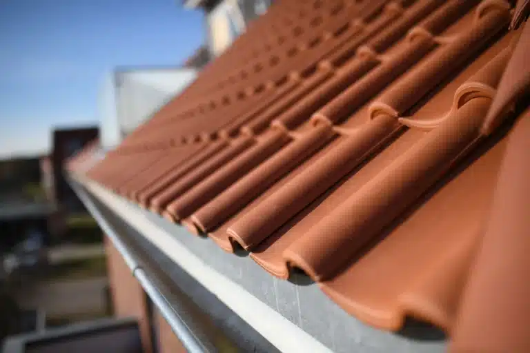 Gouttière au bas d'une toiture en tuiles