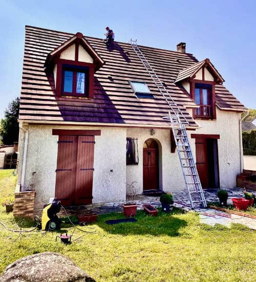 Robert Jean-Paul entrain d'effecteur un nettoyage de toiture à Malsherbes dans le Loiret (45).