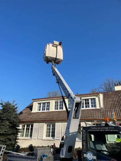 Une nacelle pour accéder facilement à une toiture et identifier l'origine d'un problème sur votre toiture, les toits de France dans les Yvelines
