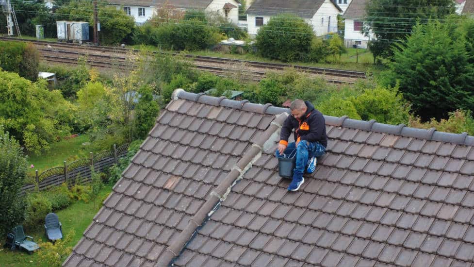 Sony Landouer, artisan Les Toits de France, en intervention pour une recherche de fuite sur une toiture en tuiles dans les Yvelines (78).