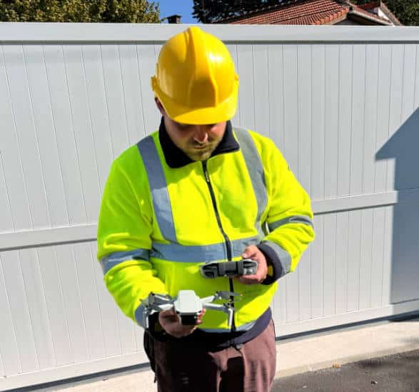 m alndouer avec son drone dji avec lequel il effectue des vérifications de toiture