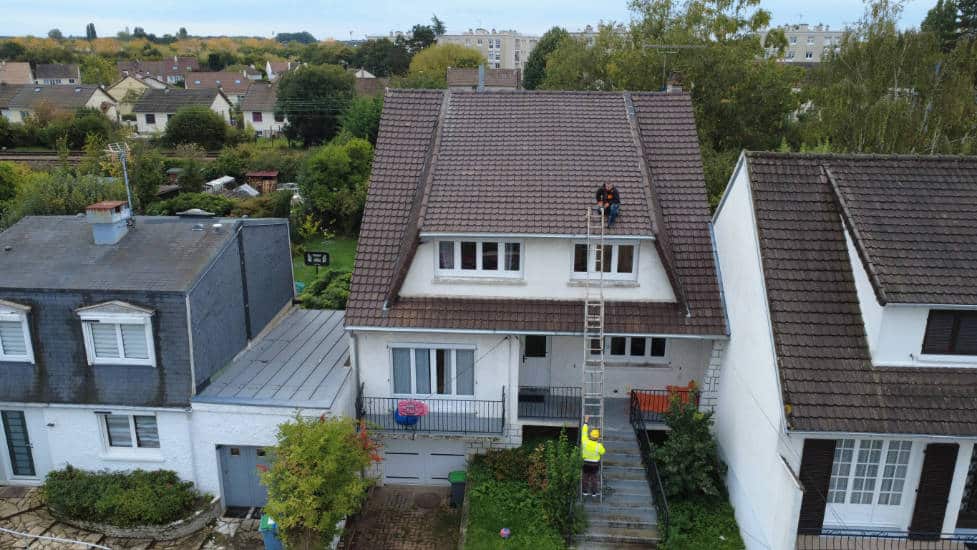 Inspection de toiture par drone professionnel survolant une maison dans les Yvelines.