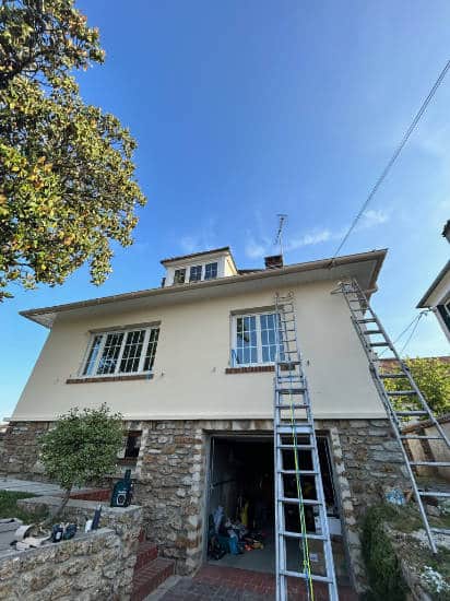 Vu sur une maison avec installation de nouveaux vol, sous un pont de toiture dans les Yvelines, avec les toits de France