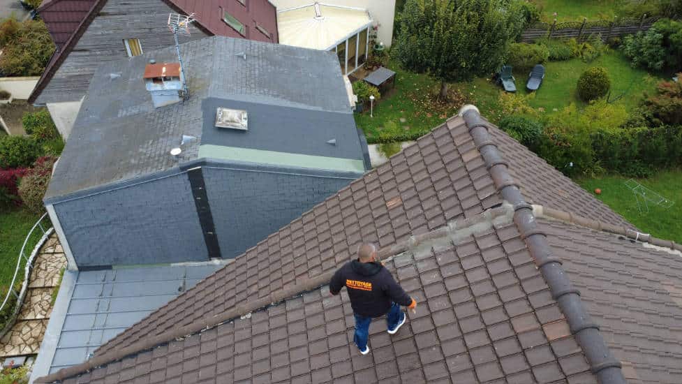 Vue rapprochée par drone d'une tuile fissurée, illustrant une recherche de fuite.